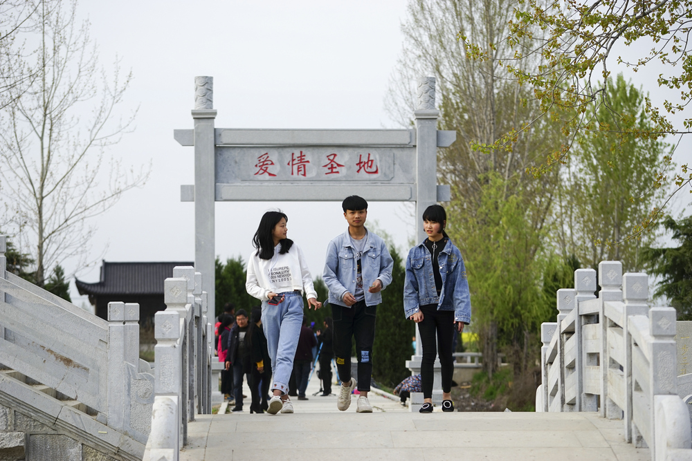 河南汝南:梁祝故里春色浓 "爱情圣地"花正艳