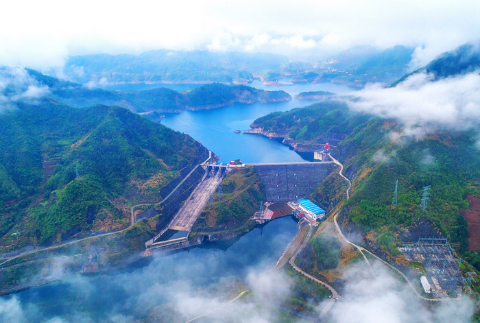 建成后的竹山县潘口水电站坝区