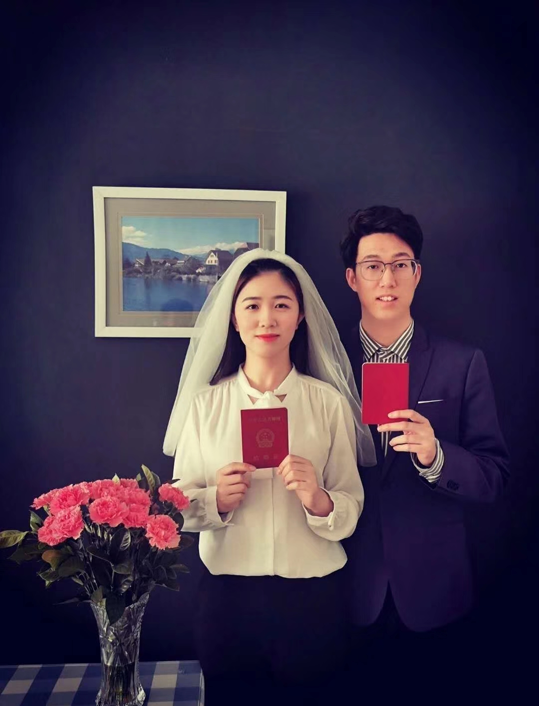 耿晓飞加班后回家补拍的"婚纱照.