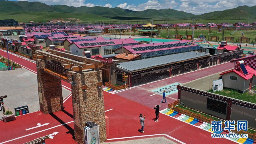 这是文化旅游标杆村之一的甘南藏族自治州碌曲县尕海镇尕秀村村貌(6月