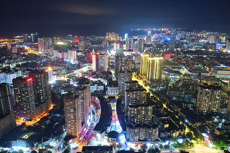 大地,一盏盏明灯,像一颗颗夜明珠布满广西壮族自治区钦州市区各个角落