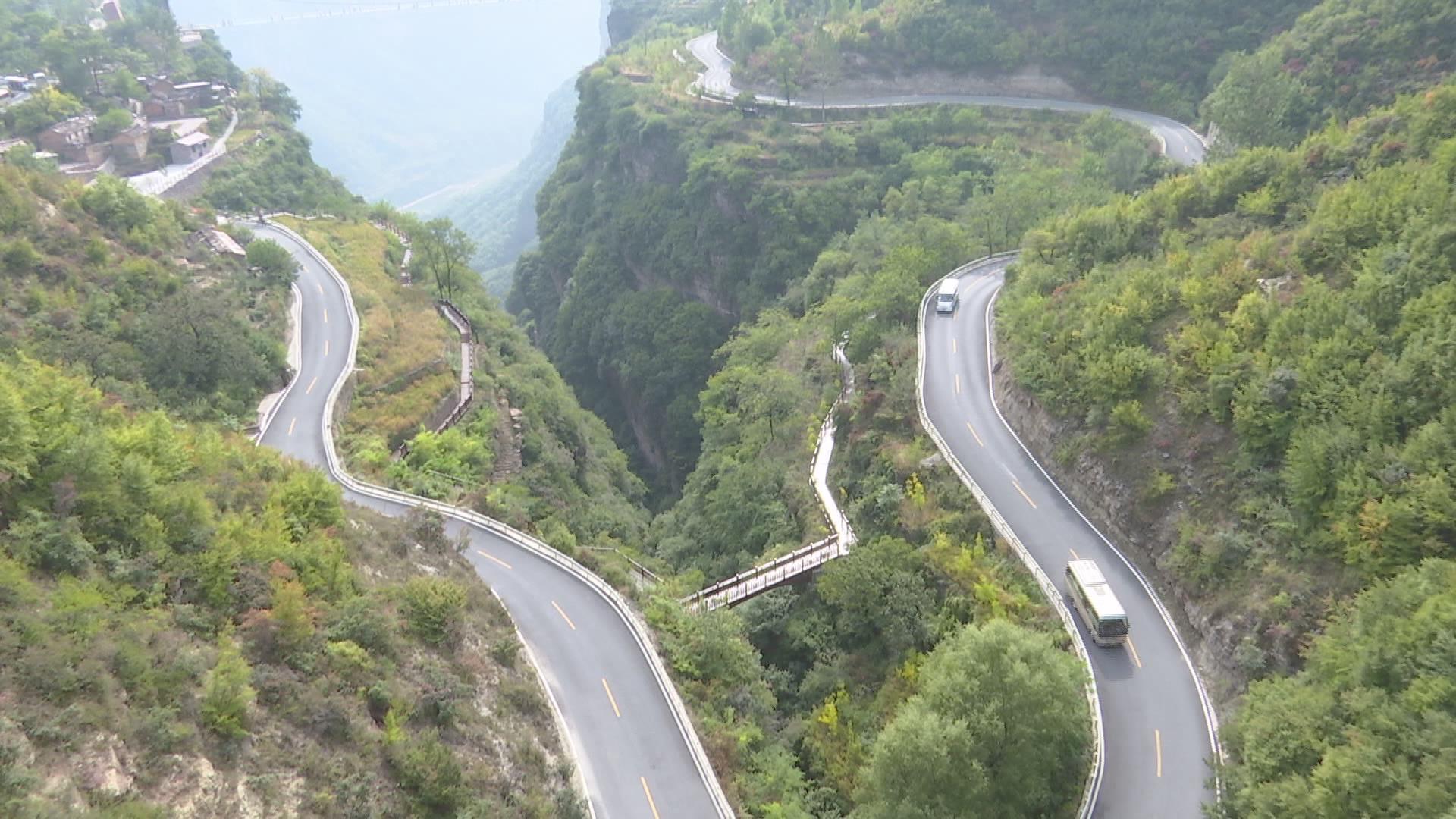 太行天路盘亘于崇山之间 张衡泰 摄