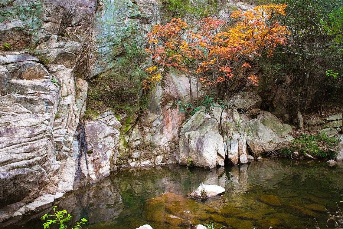 河南新县全域旅游再发力 墨河大峡谷深秋美景吸引游客