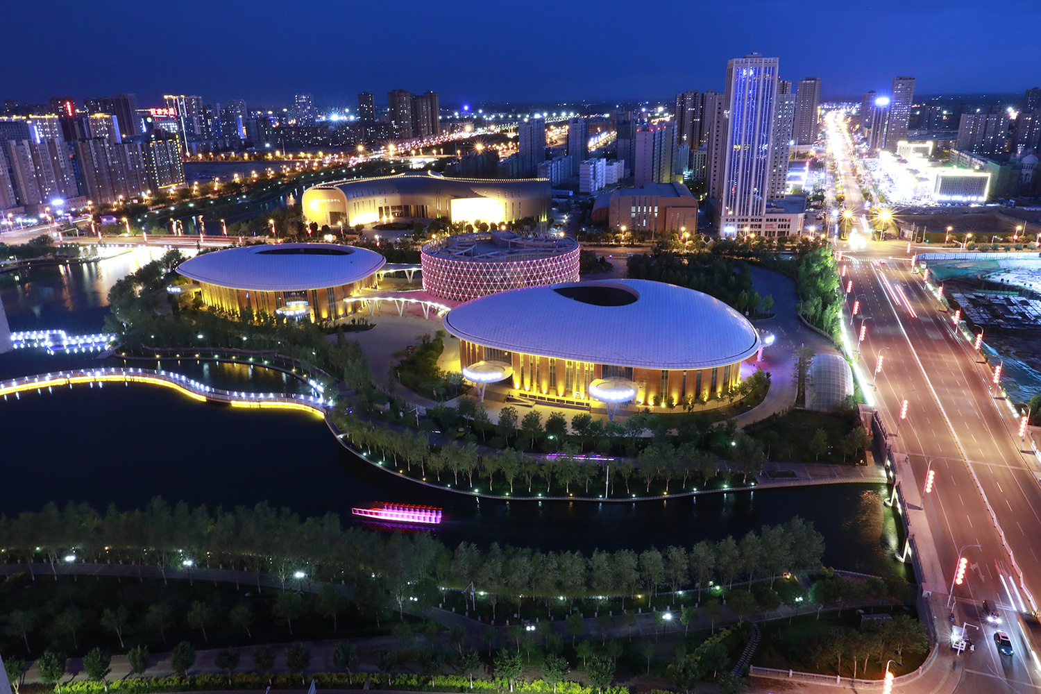 库尔勒:初夏夜色正婵娟
