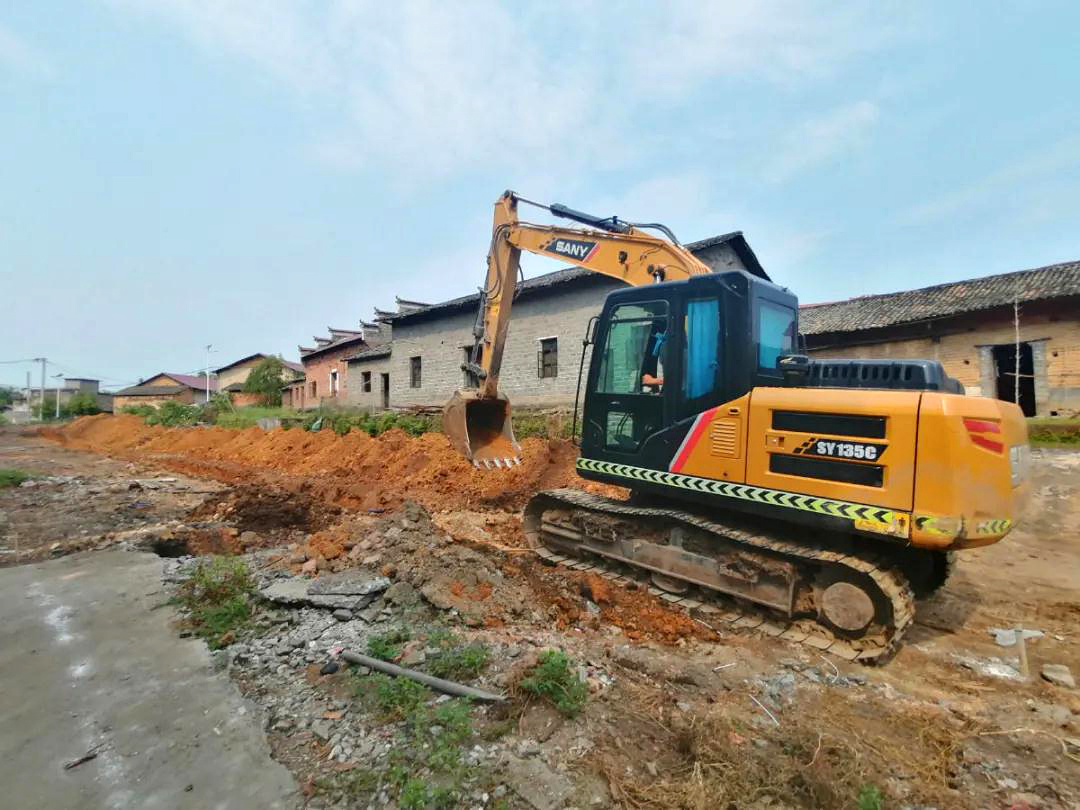 宜丰县新庄镇上塘村一组修路现场.