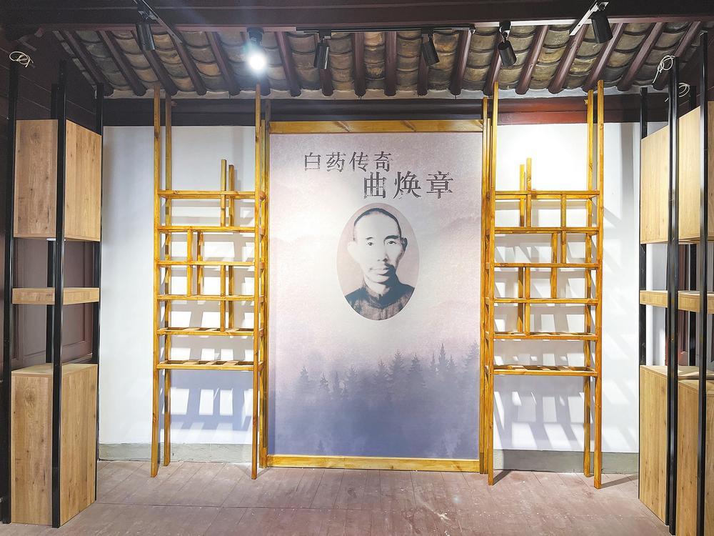 沿着平整的道路来到村庄深处,曲焕章故居隐匿于此.