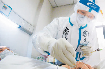 4月21日,湖北省中医院医护人员对新冠肺炎治愈患者进行针灸