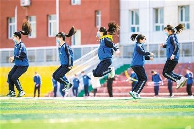 4月7日,内蒙古呼和浩特市第十二中学初三学生在体育课上进行趣味