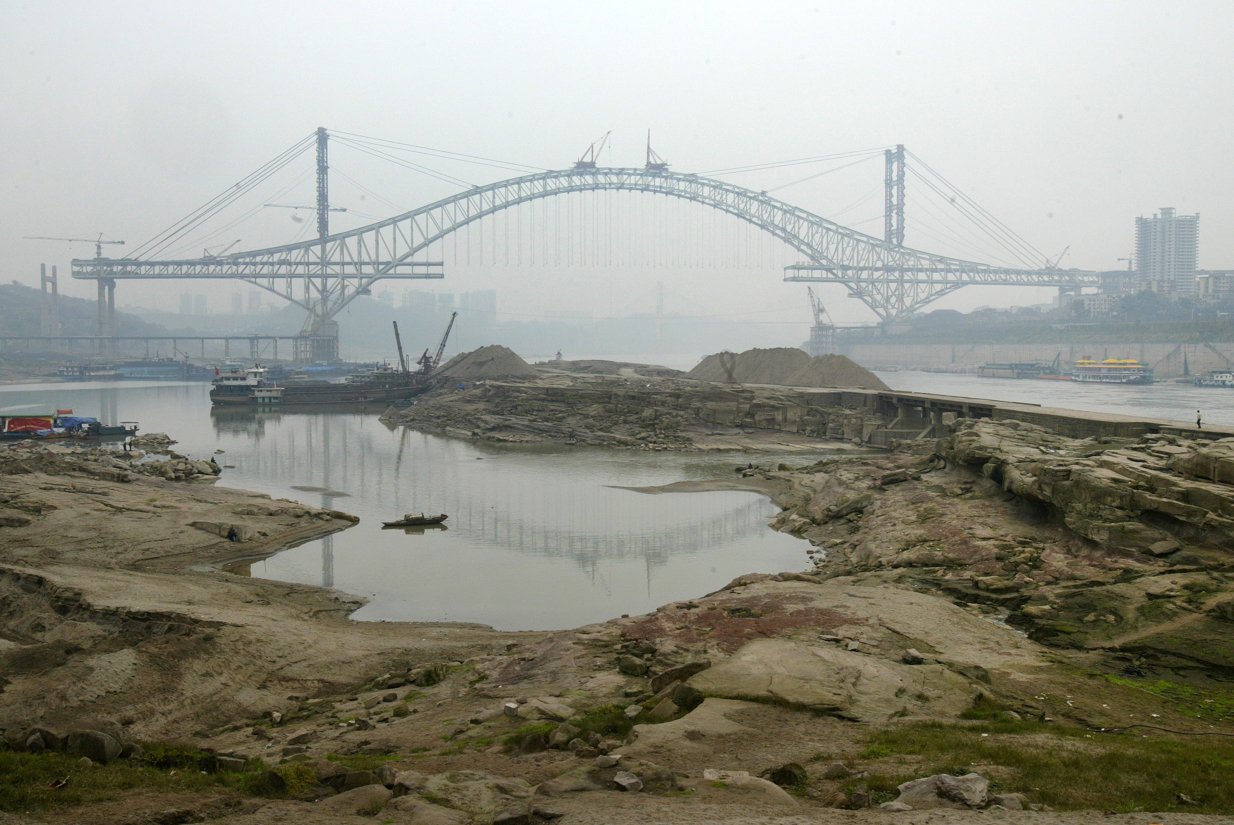 2008年,建设中的重庆朝天门长江大桥.