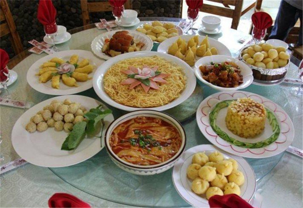 新疆美食:泉子街镇土豆宴