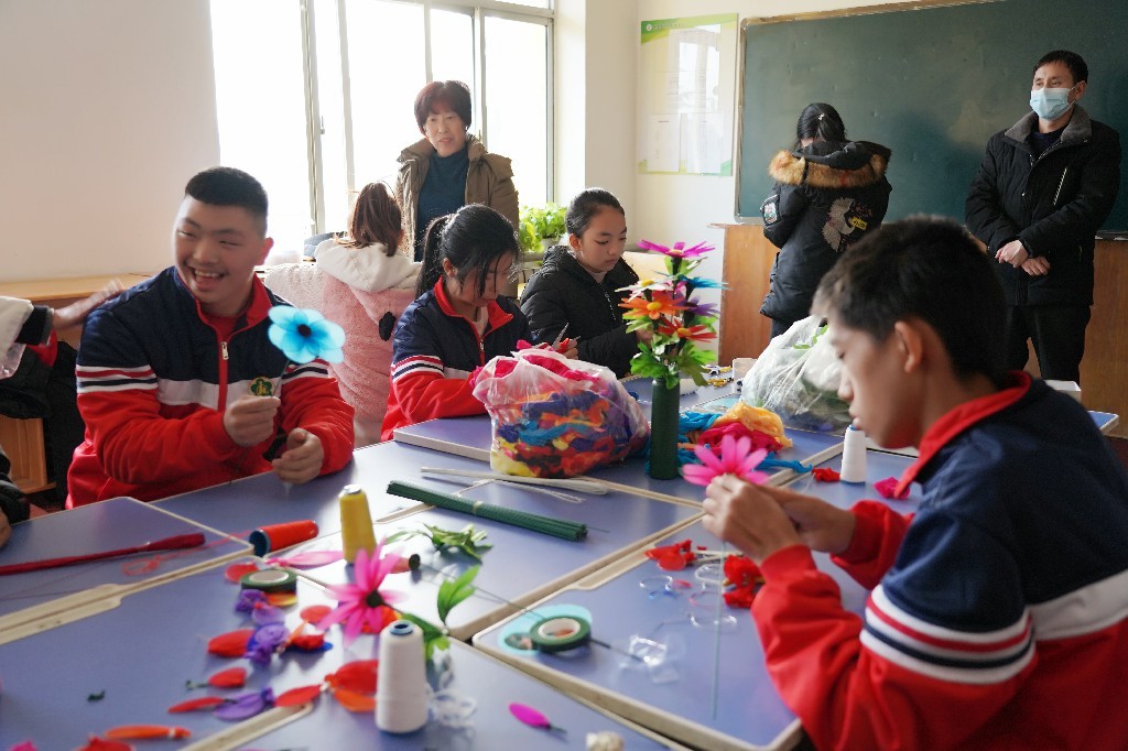 该校将艺术实践活动与日常教学相结合,通过学习绘画,手工课程和兴趣