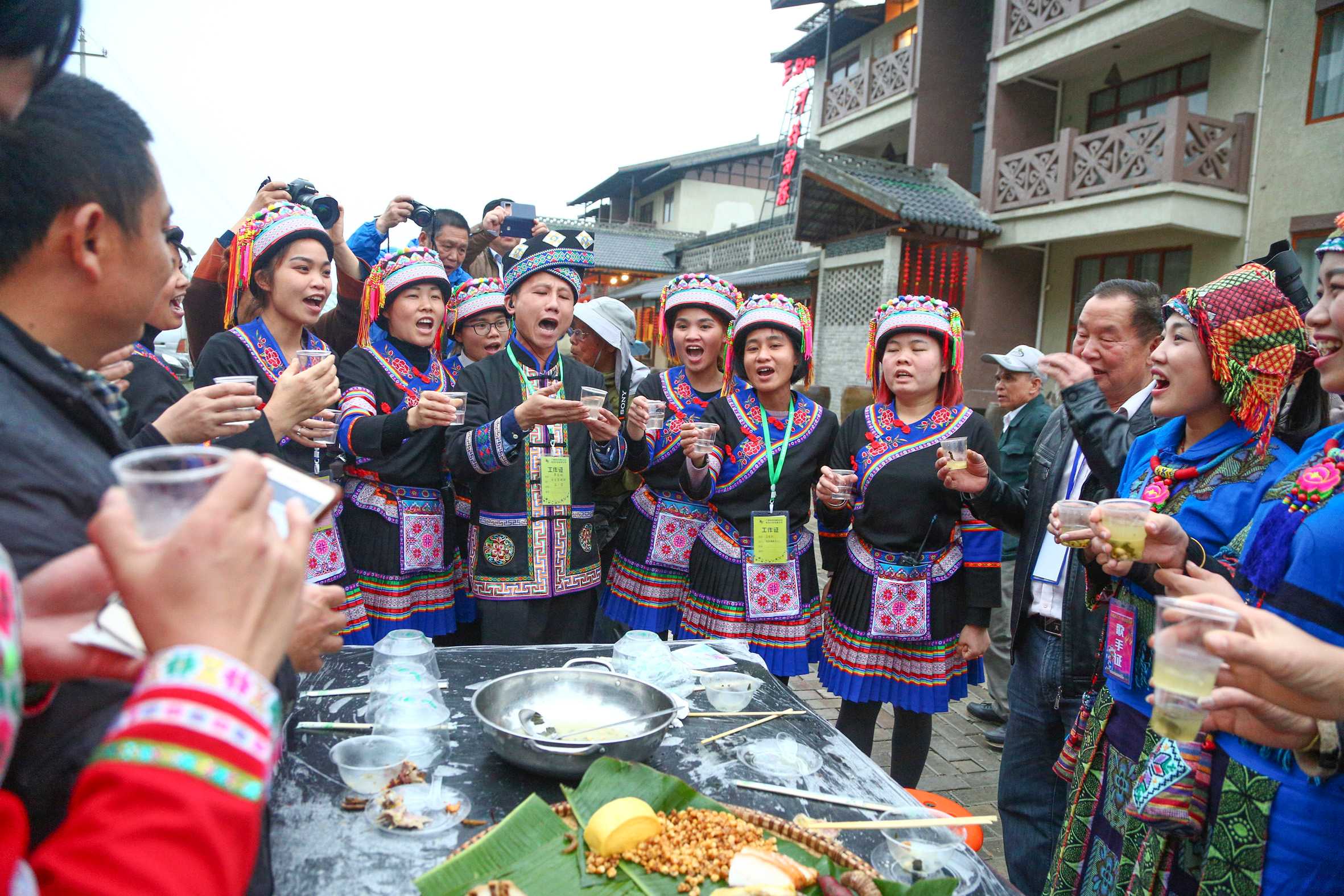 昆明200桌长街宴昨日开席，1800人共享千年佤族美食！