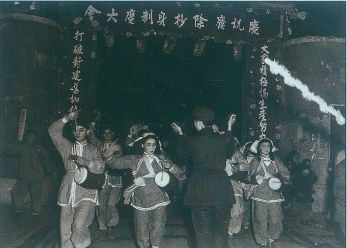 由各级工会和教育行政组织举办了大量的工人夜校和识字班,展开了轰轰