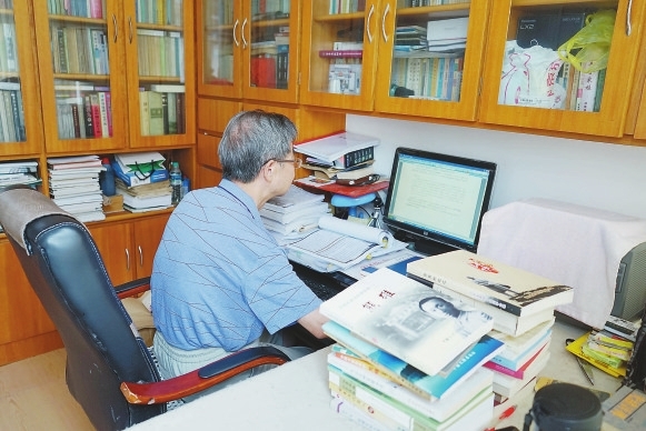 辛增明在整理熊雄相关史料