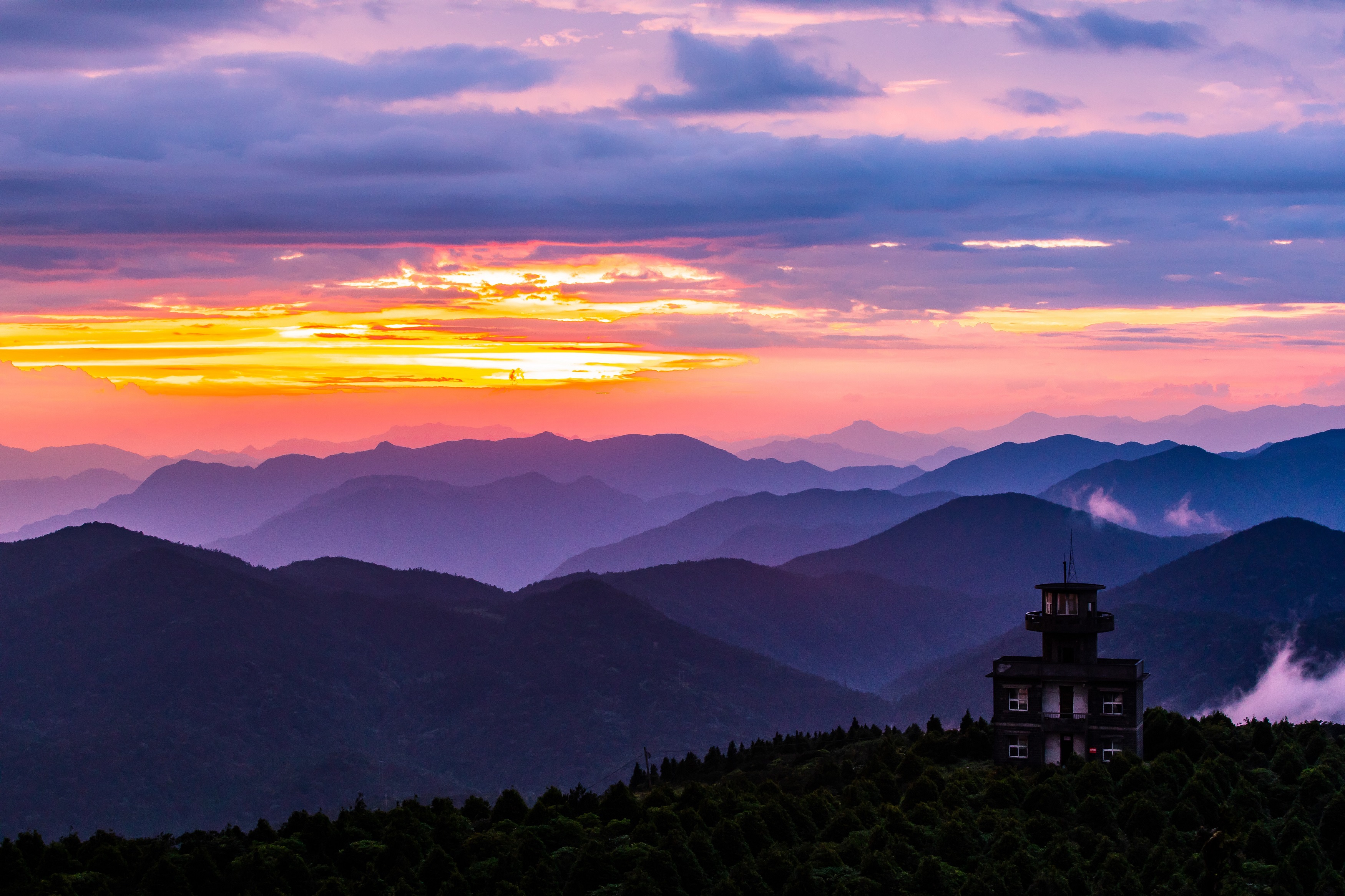 百山祖云海(初小青摄) 冰瀑是由于天气寒冷,水流到低于零摄氏度的地表