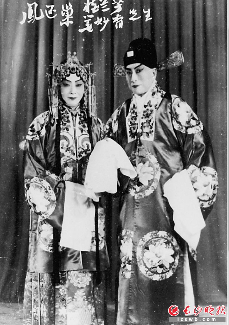 1956年,梅兰芳(左)在长沙演出《凤还巢》.萧伯訚 摄