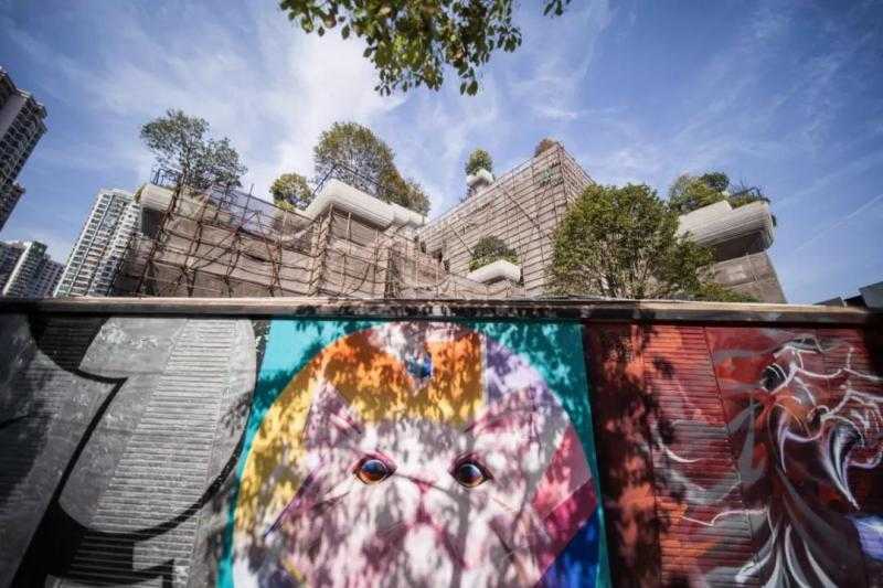 天安·千树将城市综合体面向莫干山路上的一整块"艺术巨幕墙"与城市