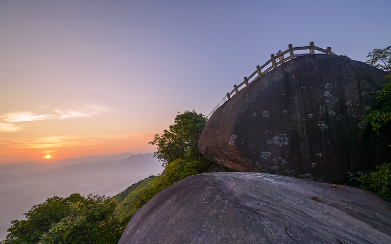 松柏岩最壮观之处在于傲然圪立于山巅那巨大岩石.