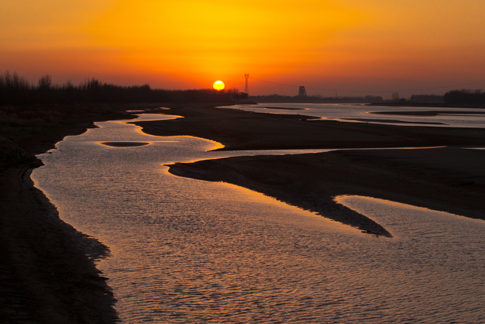 山东省高青县夕阳下的黄河风景山东省高青县黄河安澜湾景区人们在山东