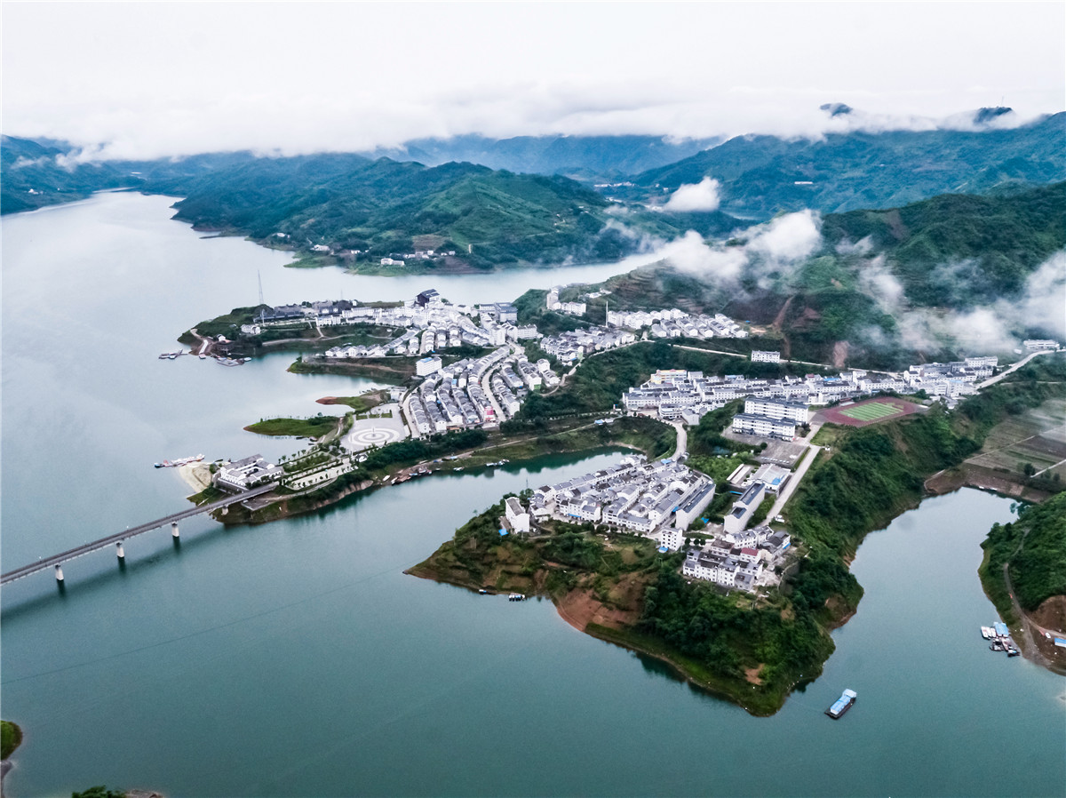 竹山县上庸集镇移民新村,路桥相连,山水一色,美如画卷.章磊 摄