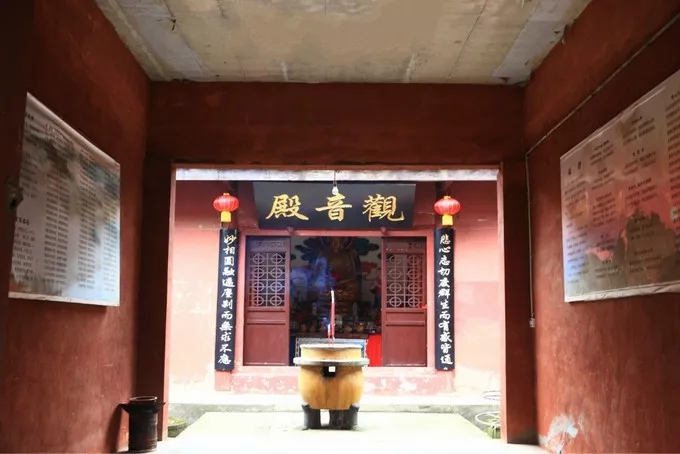 进入大门,中有一天井,迎面是观音殿,你那观音一手持杨柳,一手持净瓶