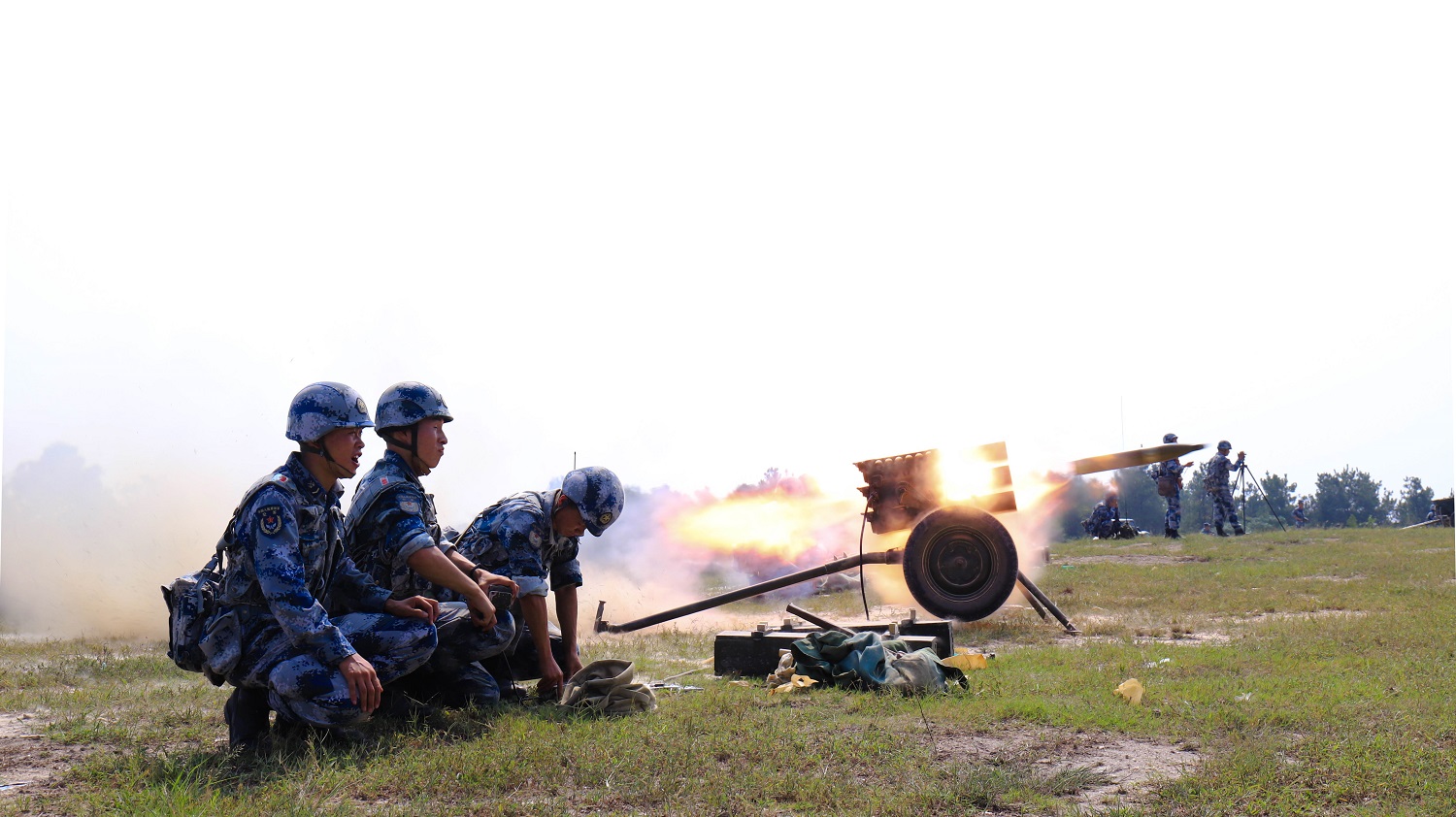 驻鄂空降兵某旅开展炮兵实弹射击演练 全面提升官兵实战化训练水平