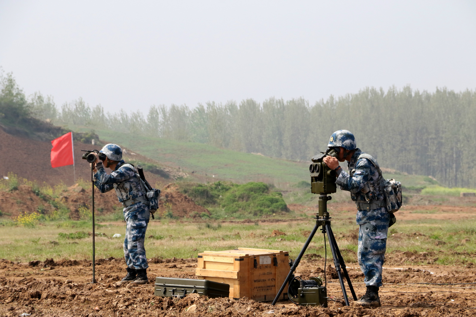 驻鄂空降兵某旅开展炮兵实弹射击演练 全面提升官兵实战化训练水平