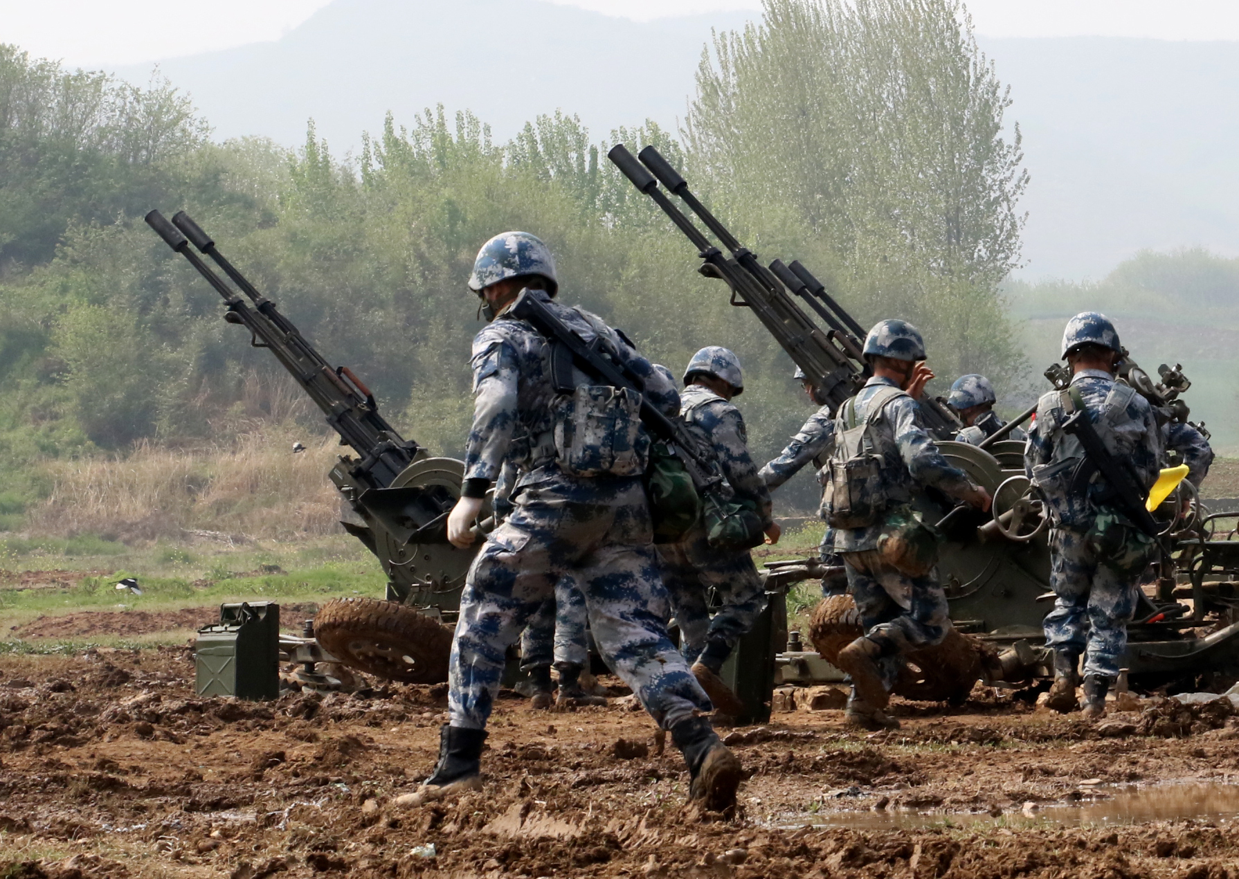 驻鄂空降兵某旅开展炮兵实弹射击演练 全面提升官兵实战化训练水平