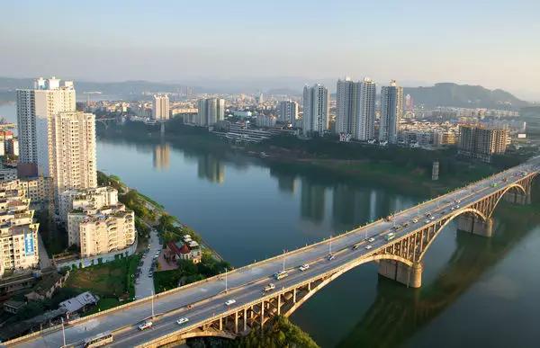 建於1996年的一環路以涪江二橋為起點,經玉女路至三匯路,建立交橋跨過