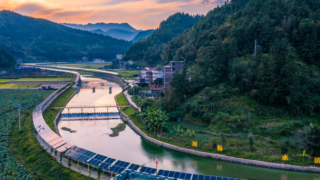 武陵乡大石村光伏长廊 陈德传 摄