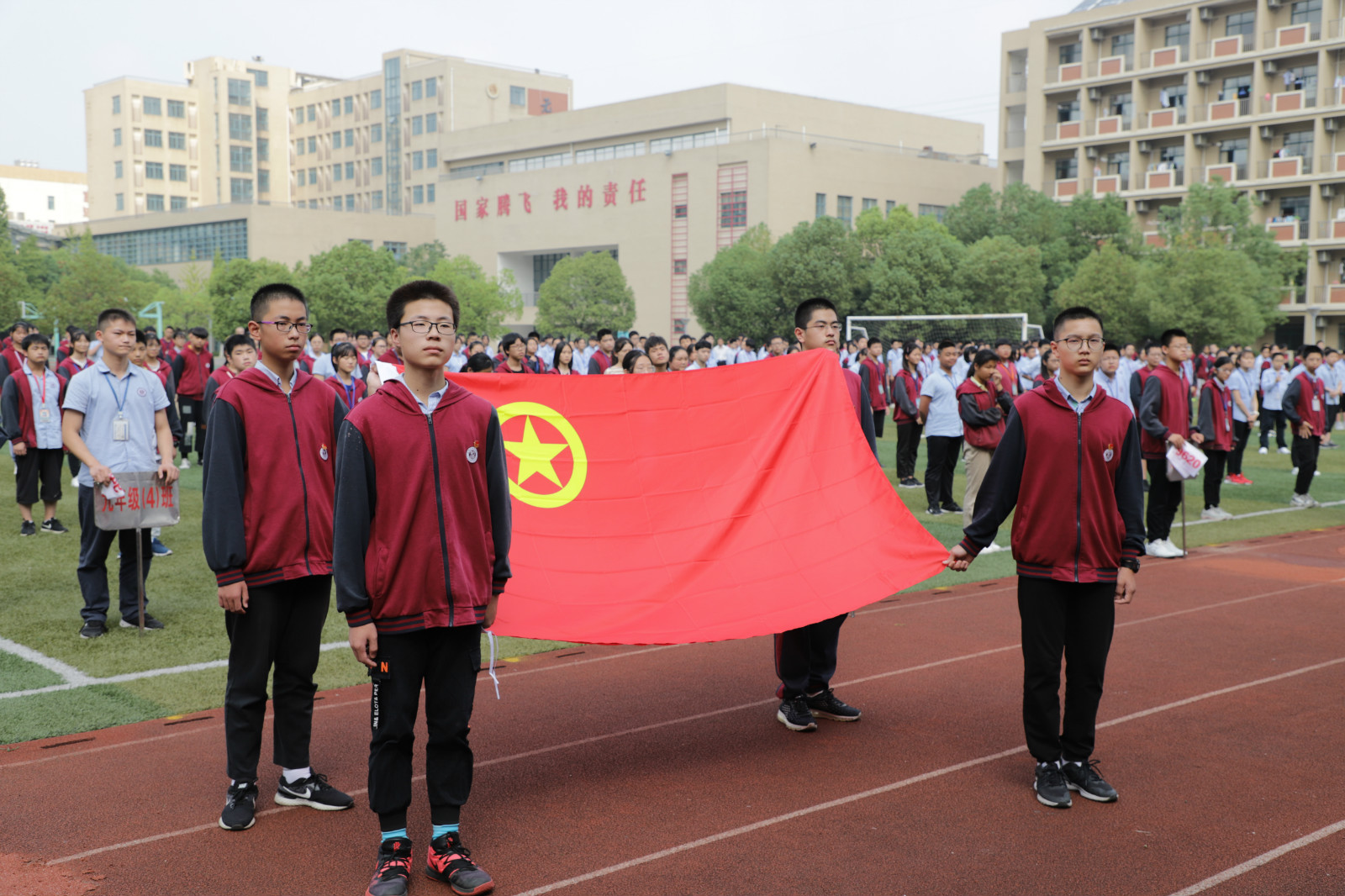9月29日,在无锡市雪浪中学的操场上,900余名团员青年在庄严的升旗仪式
