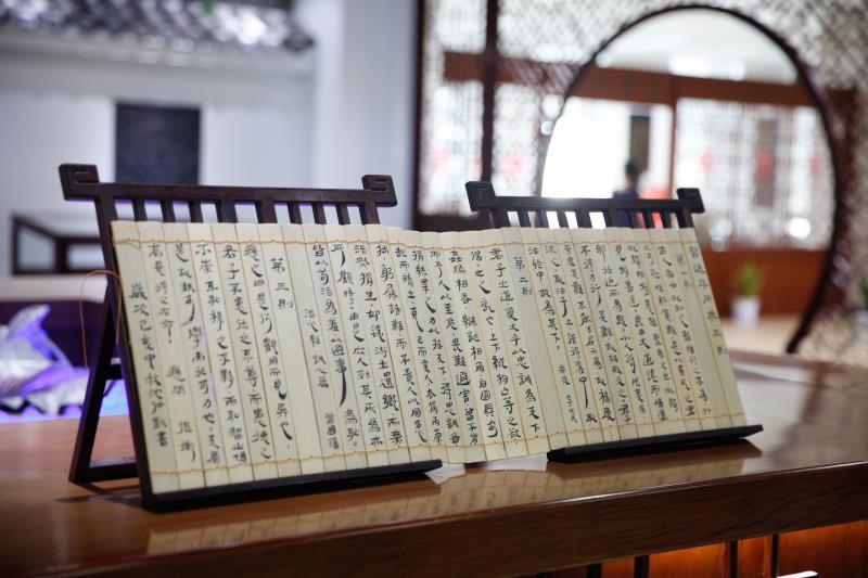 《论语》——中华竹简书法作品展在南京图书馆国学馆隆重开幕