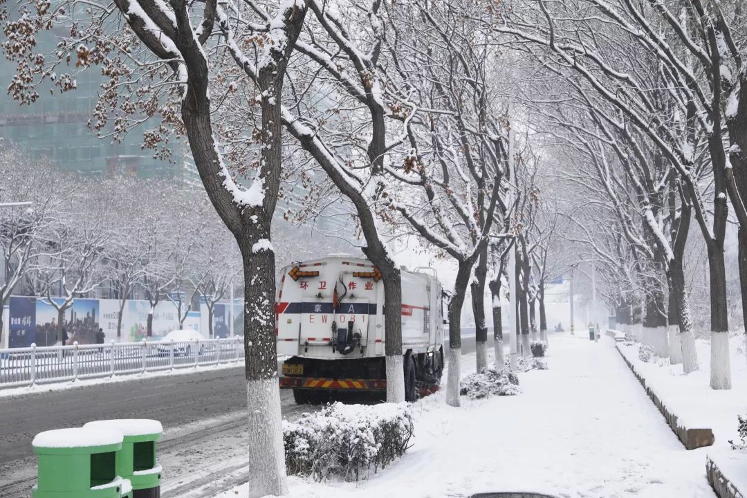 最美不是下雪天,而是雪中除雪者的身影