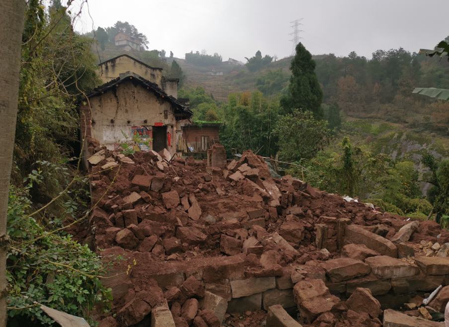 重庆涪陵:情系贫困户 "电"亮脱贫路