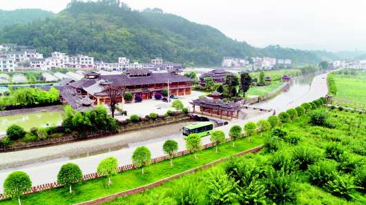 公交车行驶在玉屏自治县朱家场镇大兴村通组路上(胡攀学 摄)