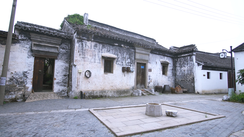 迄今,杨湾村村内尚保存元,明,清建筑三十余处,以老街南端的怀荫堂