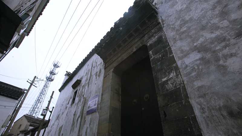 迄今,杨湾村村内尚保存元,明,清建筑三十余处,以老街南端的怀荫堂