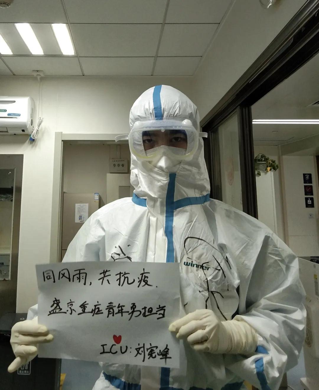 抗疫一线的男护士：心思细腻 精明能干