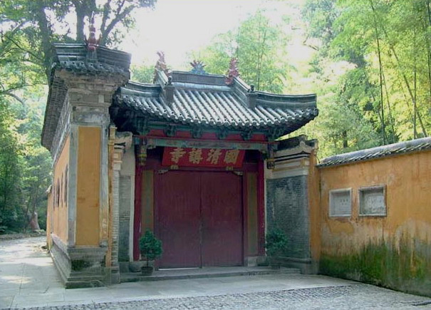 壁墙东头转弯处才是寺门,斗拱承托歇山顶,檐下横匾是红底金字"国清讲