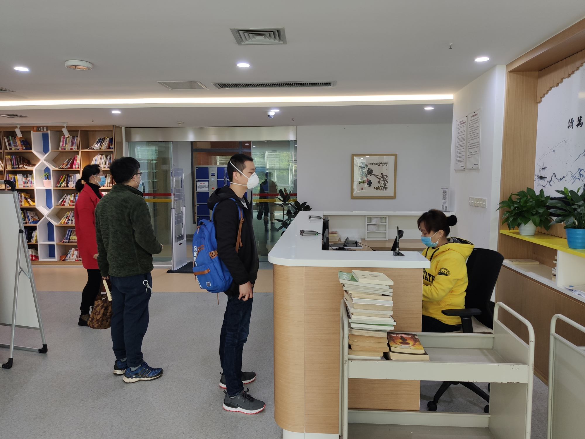 家长带着孩子借阅图书据了解,大渡口区图书馆开放时间为周一至周五:9