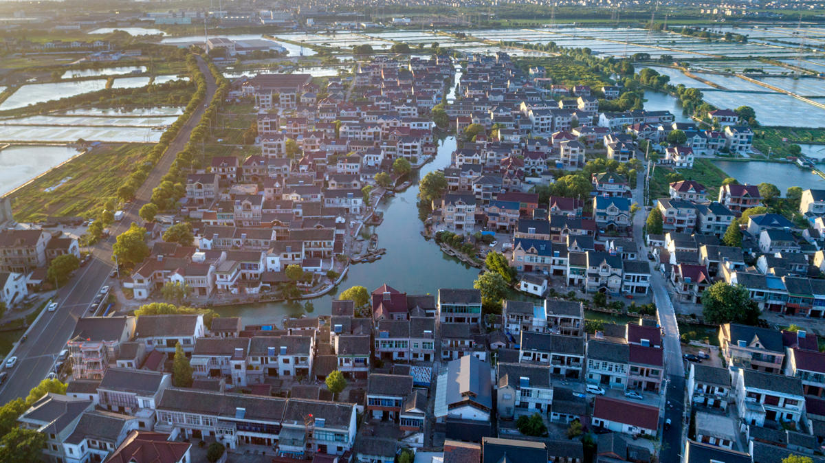 吴江区七都镇开弦弓村,因形如一张拉开弦的弓而得名.