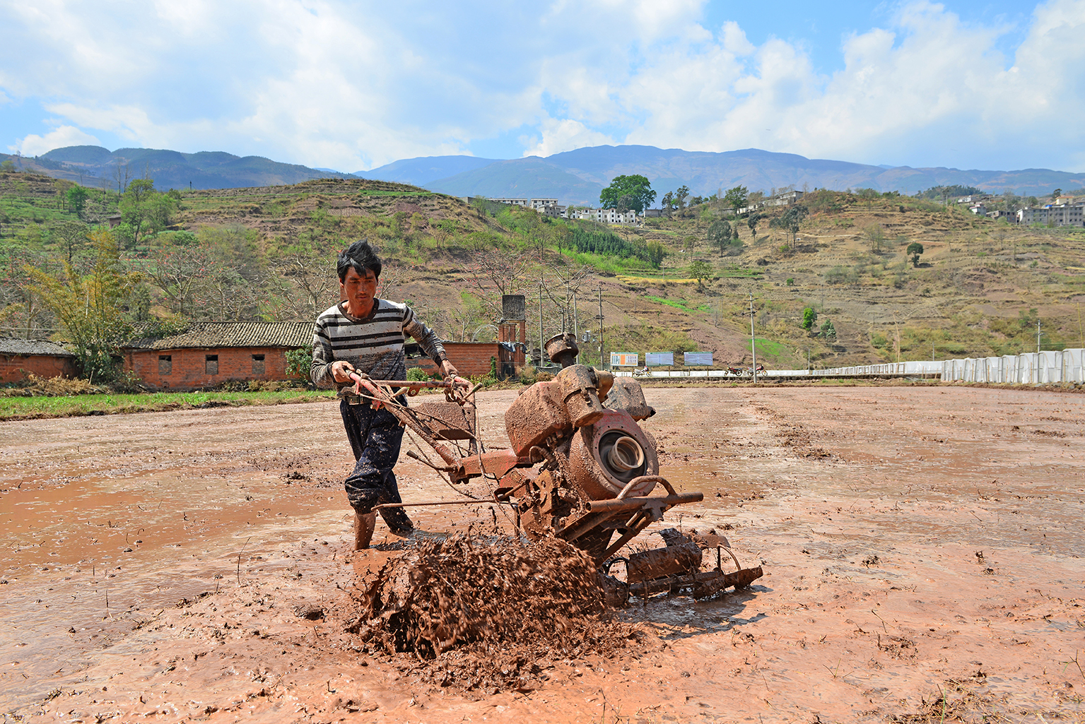 【脱贫摘帽】凉山普格：垄边瓜蔬绿 彝乡耕稼忙