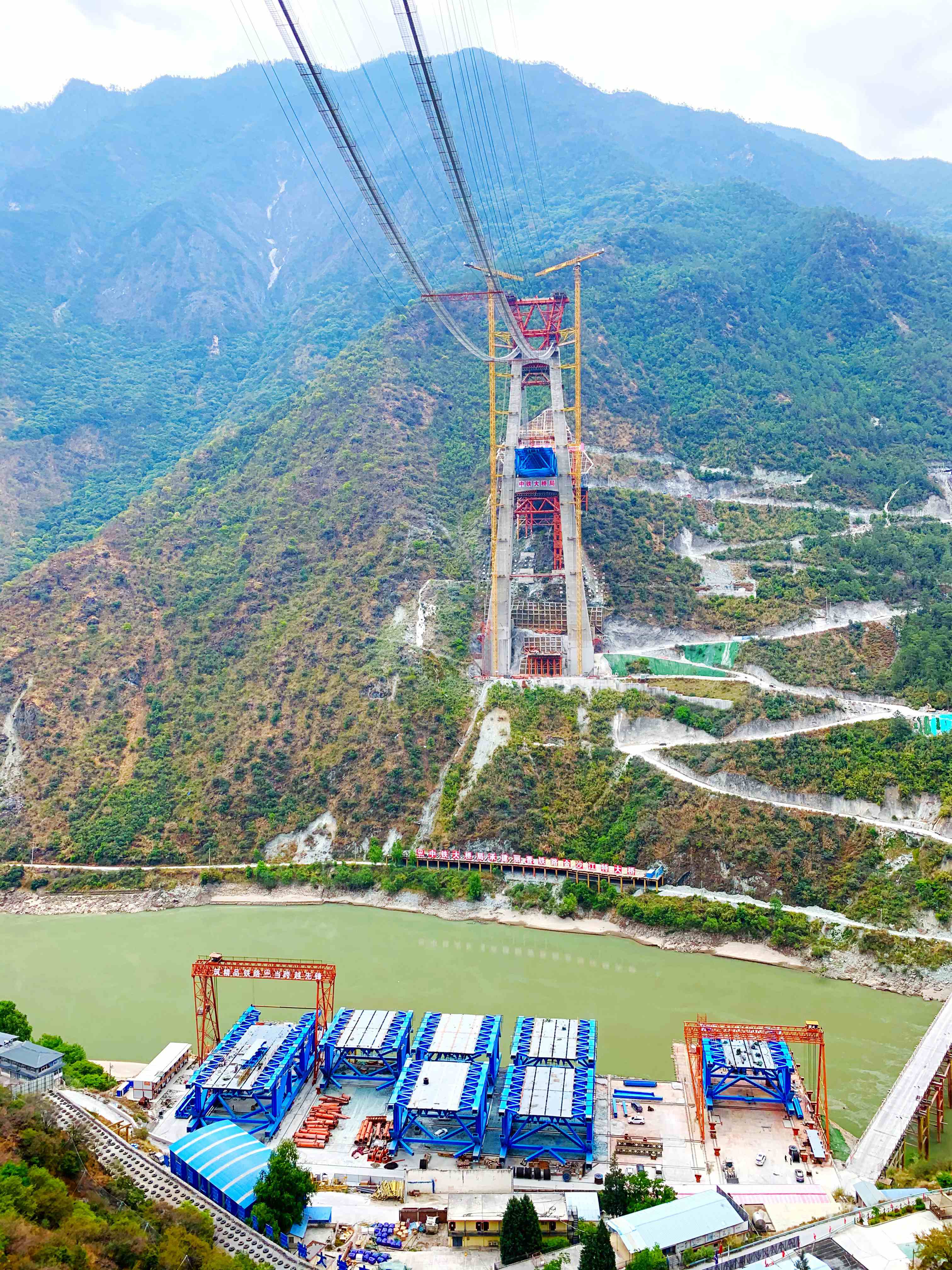 丽香铁路金沙江特大桥主缆成功架设
