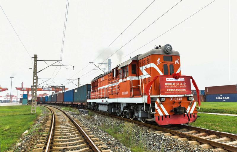 “一带一路”上的陕西故事：中欧班列长安号 手执世界地图的“...