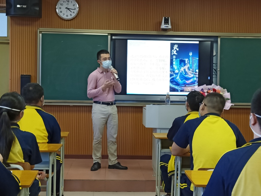 【复学第一课】武汉"防控阻击战先进标兵"走上清远市第三中学讲台