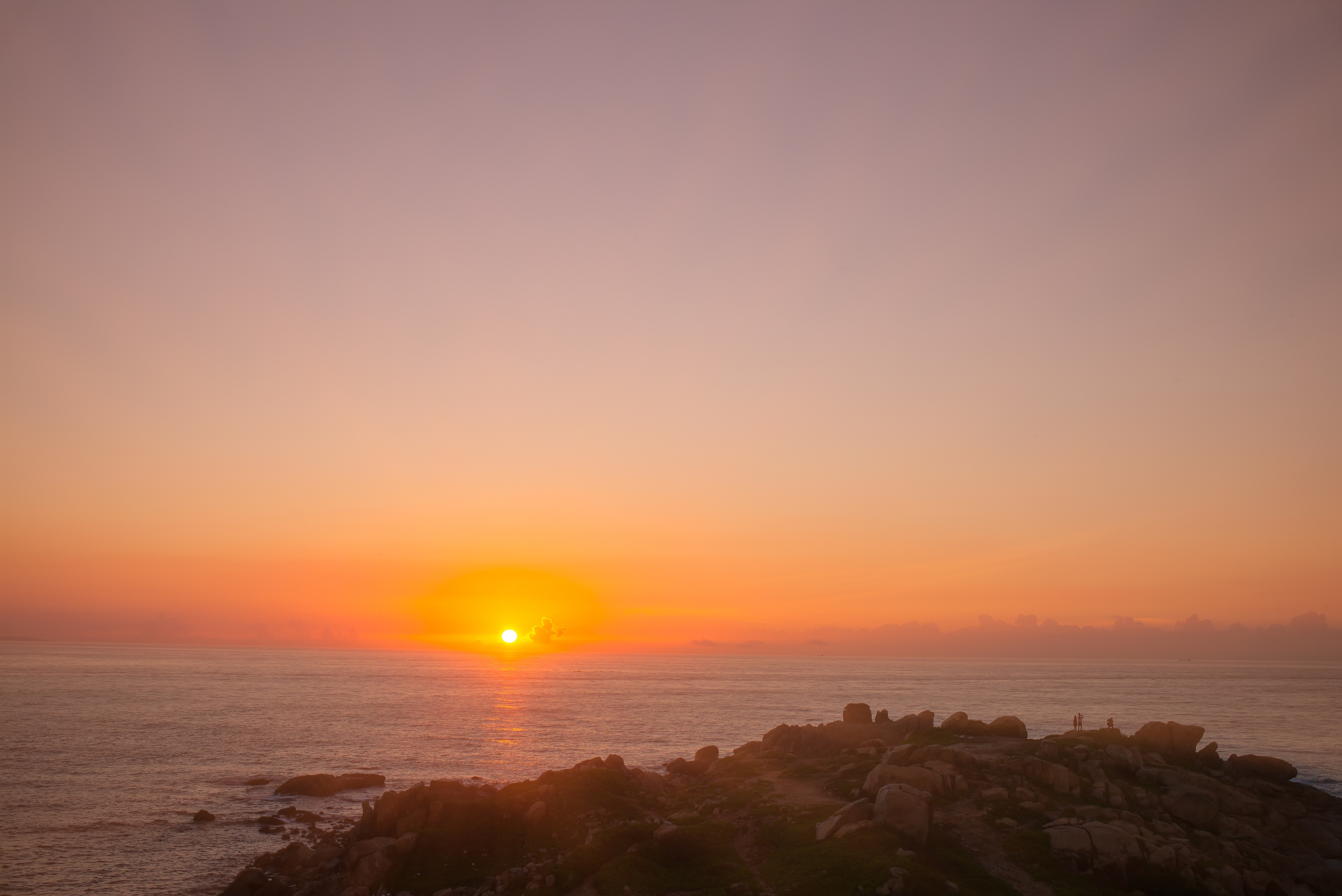"薄雾漫笼水茫茫,霞生天际韵犹长."深蓝的天空,暗红的彩霞,倒映在海面