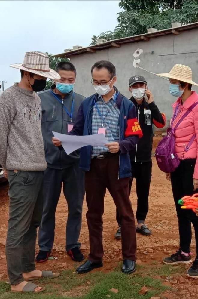 陈江明同志带领乡村工作队组织瓜农投入热火朝天的南瓜