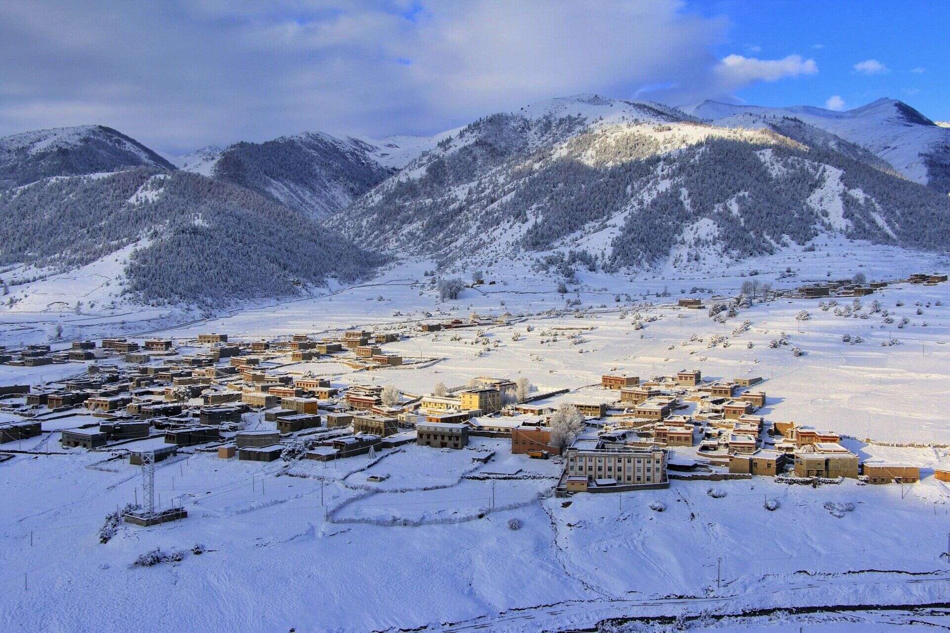 2017年12月,王晶来到甘孜州理塘县德巫乡,挂职德巫乡脱贫攻坚专职副