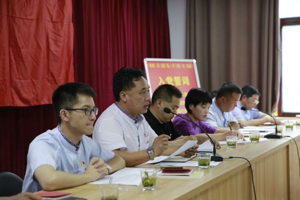 5月21日,现任金丘村党总支书记的兰文忠正在主持村民代表大会.