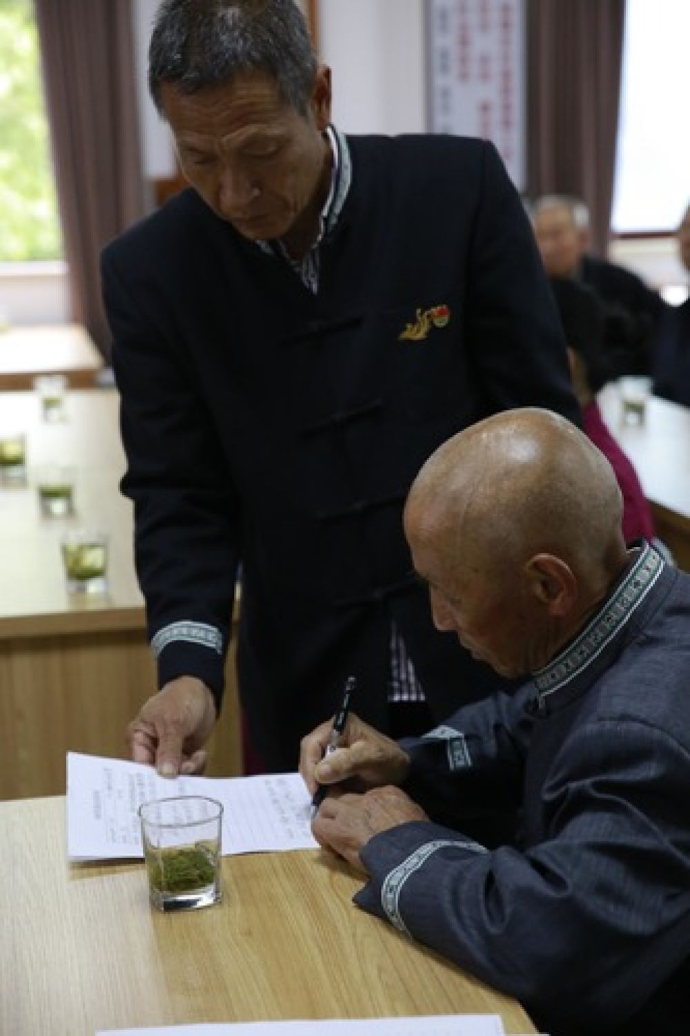 5月21日下午,金丘村召开村民代表大会,村民代表正在名册上签到.